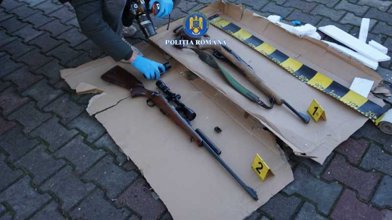 bistrita doi barbati retinuti dupa ce au ridicat un colet cu arme letale venit din spania 692195398944e