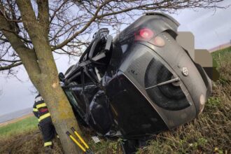 botosani o mama si doi fii ai sai la spital dupa ce masina acestora s a rasturnat 69256a1acc5c8