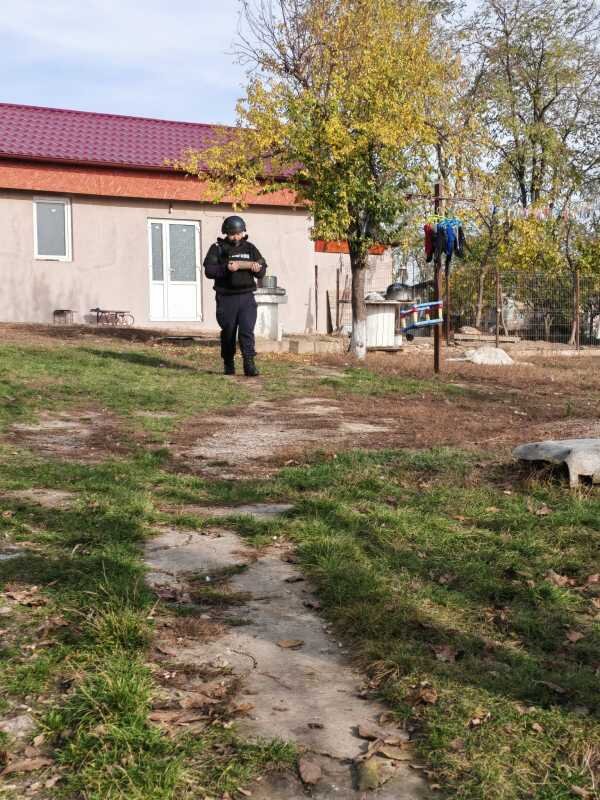 botosani un barbat a gasit un proiectil in timp ce sapa o groapa pentru a planta un copac 69062c24e12a2