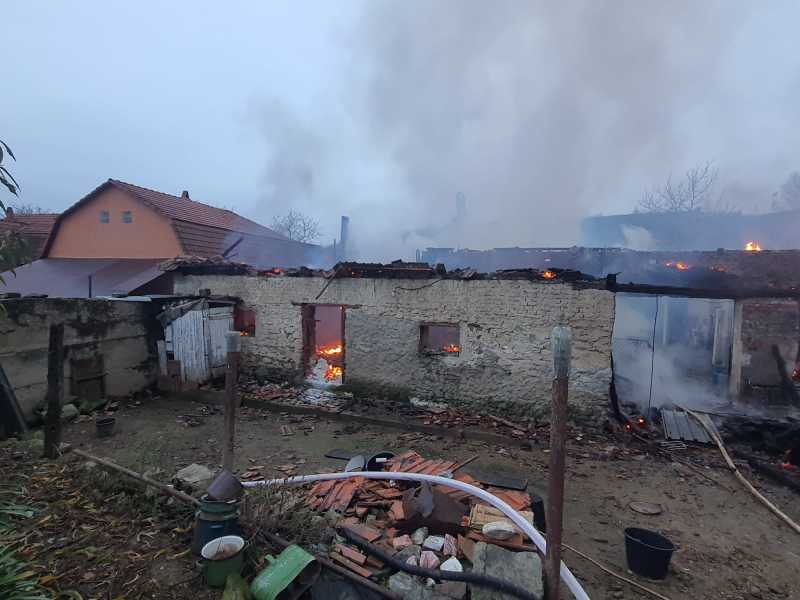 caras severin o casa din giurgiova distrusa de un incendiu 691d71ddabe73