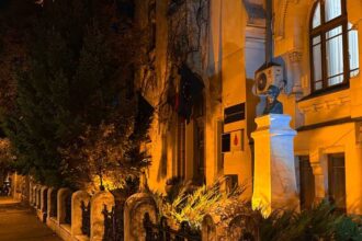 cladirea ministerului educatiei iluminata in portocaliu de ziua internationala pentru eliminarea violentei impotriva femeilor 6926060231884