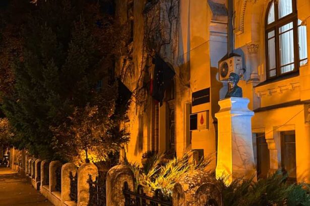 cladirea ministerului educatiei iluminata in portocaliu de ziua internationala pentru eliminarea violentei impotriva femeilor 6926060231884