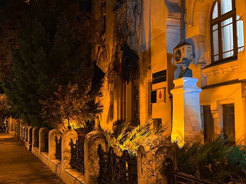 cladirea ministerului educatiei iluminata in portocaliu de ziua internationala pentru eliminarea violentei impotriva femeilor 6926060231884