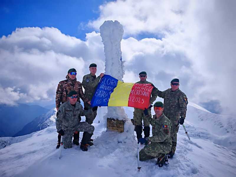 covasna militari ai batalionului ciresoaia au celebrat ziua vanatorilor de munte pe varful moldoveanu 6908b2eaa51e3
