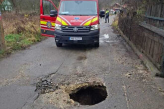 doua persoane au fost duse la spital dupa ce au cazut intr o groapa in asfalt in petrosani 69234793aaf25