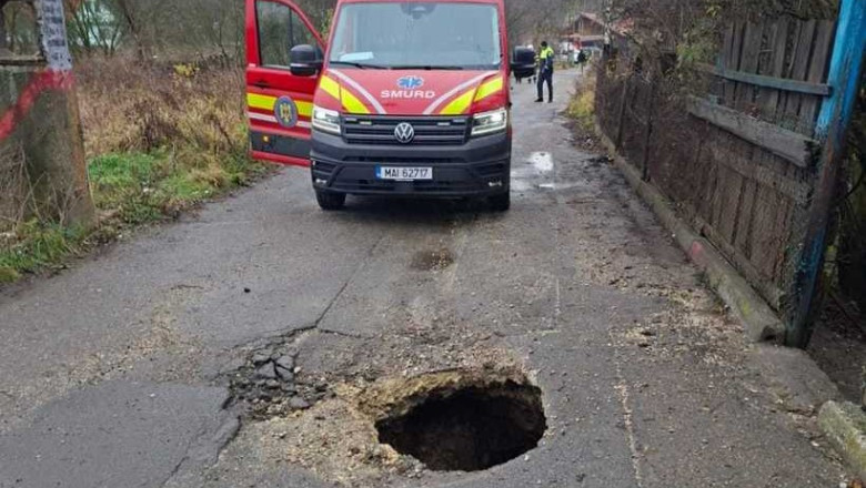doua persoane au fost duse la spital dupa ce au cazut intr o groapa in asfalt in petrosani 69234793aaf25