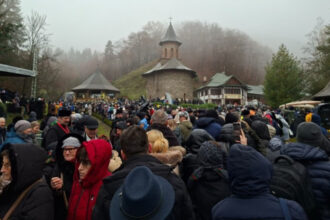 foto peste 15 000 de oameni la canonizarea lui arsenie boca 24 de pelerini au avut nevoie de ingrijiri medicale recomandarile isu 692a938b4a91b