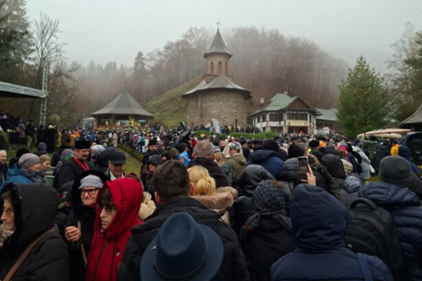 foto peste 15 000 de oameni la canonizarea lui arsenie boca 24 de pelerini au avut nevoie de ingrijiri medicale recomandarile isu 692a938b4a91b