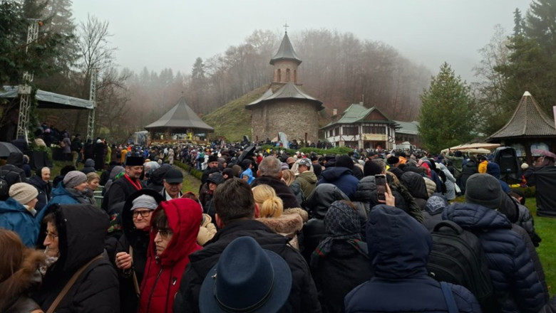 foto peste 15 000 de oameni la canonizarea lui arsenie boca 24 de pelerini au avut nevoie de ingrijiri medicale recomandarile isu 692a938b4a91b