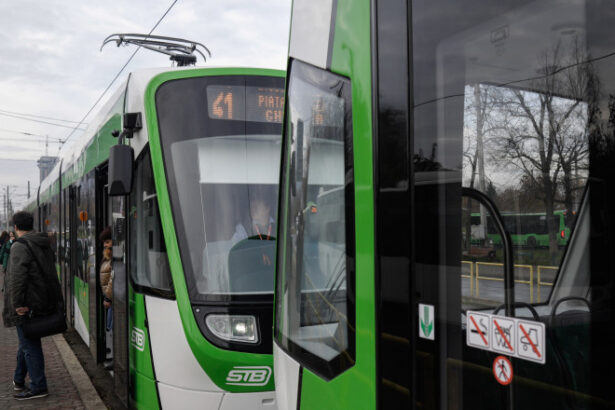 grav accident in bucuresti un camion a rupt cablurile retelei de tramvai o femeie ranita circulatia blocata pe mai multe linii 690c7e041938a