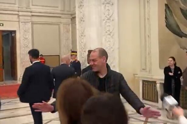 guvernul declanseaza cercetare disciplinara dupa ce un ofiter de presa care a bruscat jurnalistii in timp ce il proteja pe premierul ilie bolojan 692894ae0d6a8