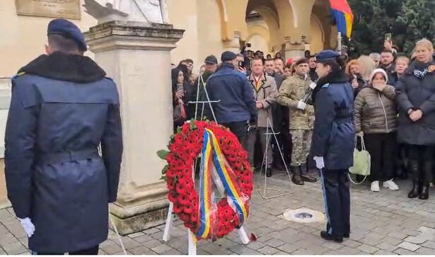 huiduieli duminica la depunerea de coroane la alba iulia o parte a publicului a huiduit cand a fost depusa corona din partea presedintelui nicusor dan foto video 692c434233dc4