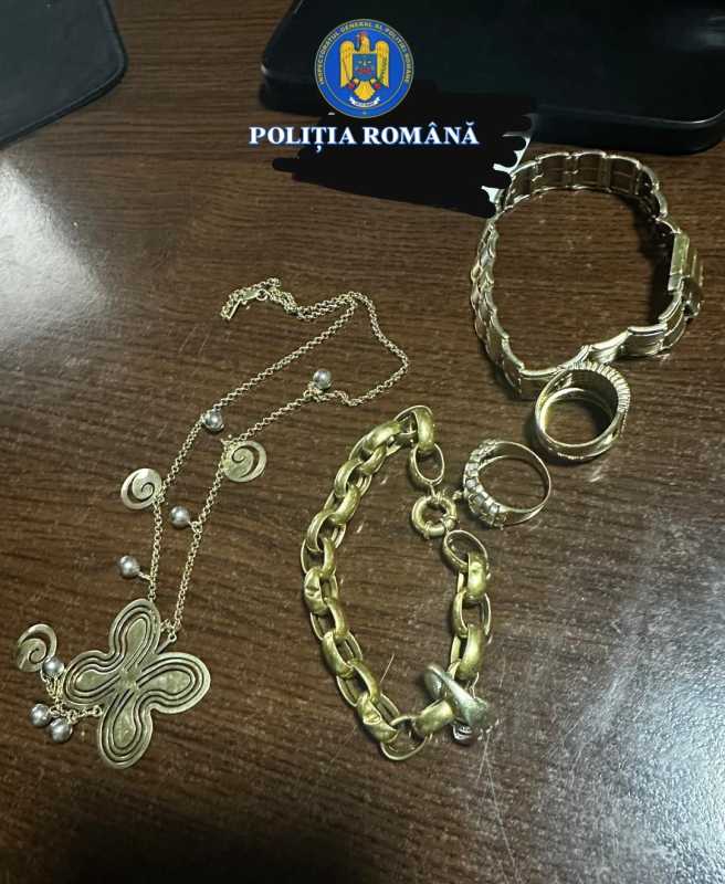 hunedoara cutie cu bijuterii din aur recuperata de politistii din petrila 6911dd27a1ed3