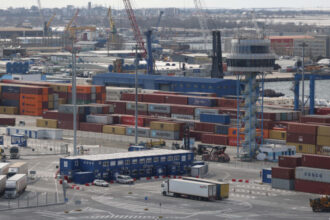 incendiu la o macara din portul constanta pompierii intervin pentru stingerea flacarilor 691ce60040e6b