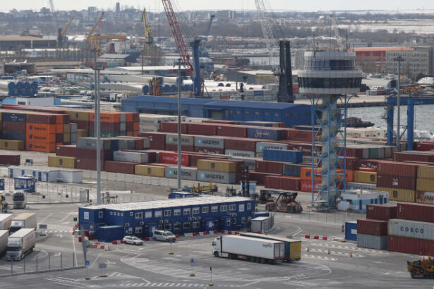 incendiu la o macara din portul constanta pompierii intervin pentru stingerea flacarilor 691ce60040e6b