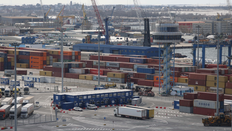 incendiu la o macara din portul constanta pompierii intervin pentru stingerea flacarilor 691ce60040e6b