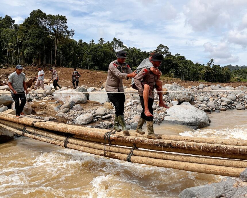indonesia and thailand floods death toll passes 600 with hundreds still missing 692c54fd77130