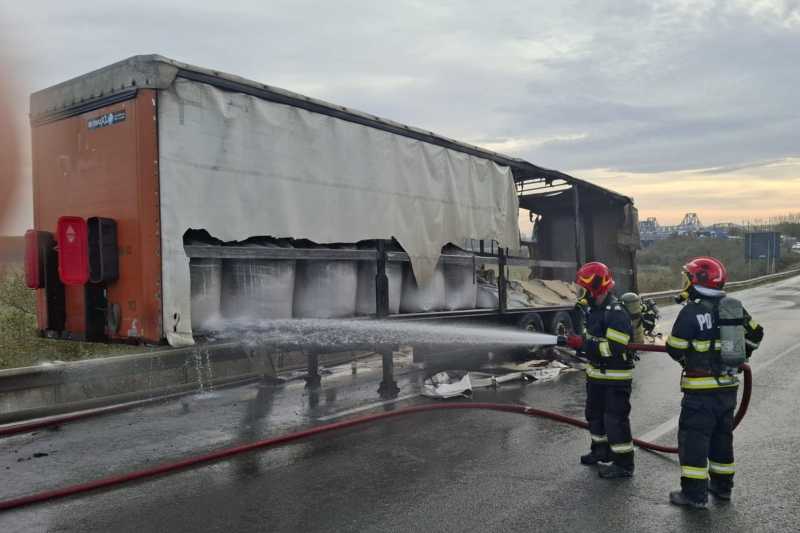 infotrafic incendiu la un tir ce transporta nitrocalcar circulatia pe a2 in apropierea statiei de taxare fetesti oprita 692803b815147