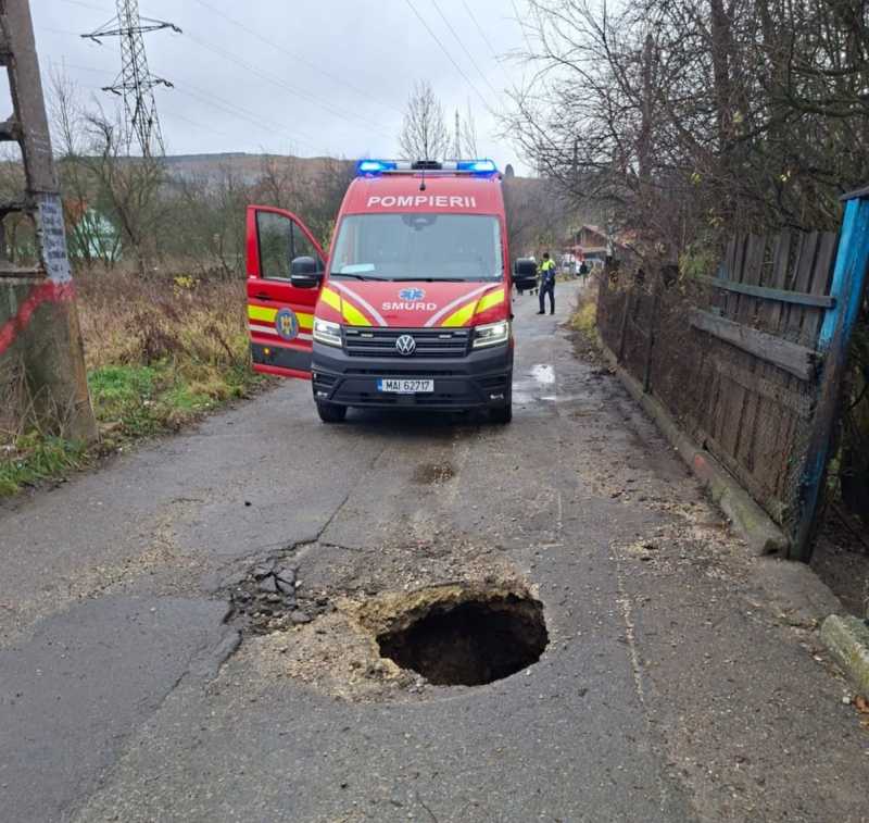 isu hunedoara doi barbati au cazut intr o groapa din asfalt in petrosani 6923308d739bd