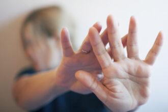 lege mai dura impotriva agresorilor plangerea penala nu mai poate fi retrasa in cazurile de violenta domestica 6927062eda396