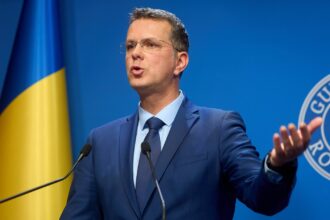 ministrul usr al apararii ionut mosteanu si a anuntat demisia dupa scandalul studiilor sale toate reactiile 6929ad27eb6ca