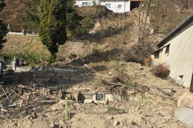 mures morminte din sighisoara afectate de o alunecare de teren in zona s a depistat o canalizare improvizata 691200397d871