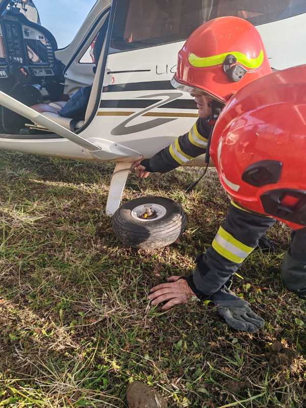 neamt incident pe aerodromul din dumbrava un avion ultrausor a avut defectiuni la roata din spate 69188d20ed8f8