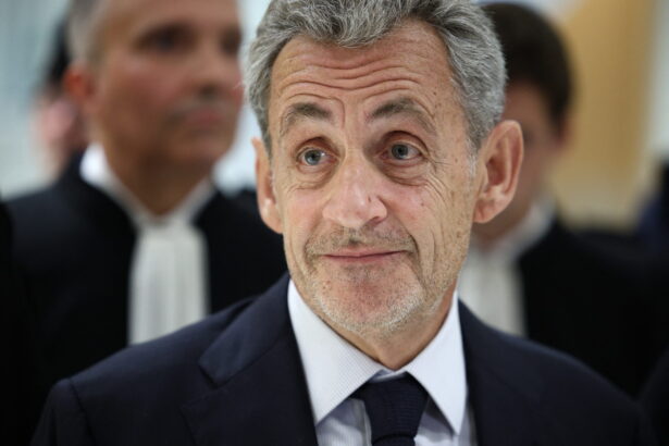 nicolas sarkozy martiraj in papuci de pasla nu a stat nici trei saptamani in inchisoare dar a simtit nevoia sa scrie o carte de memorii despre asta 6921e80ceb144