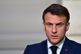 parlamentul francez a votat pentru suspendarea reformei pensiilor propusa de macron 6914d785ea821