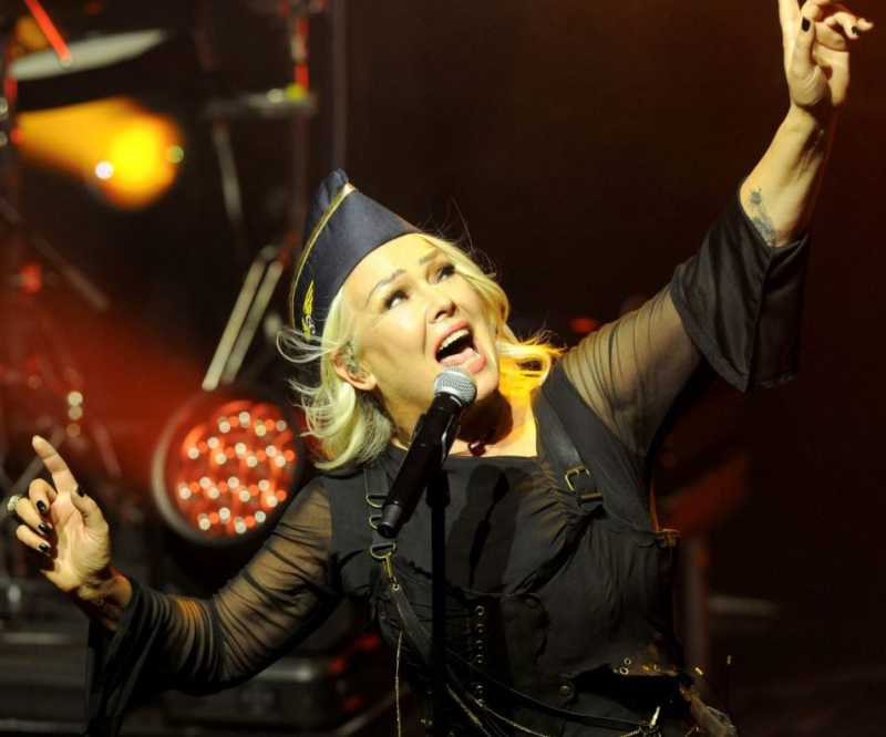 personalitatea zilei cantareata de muzica pop kim wilde 691c36b169de1