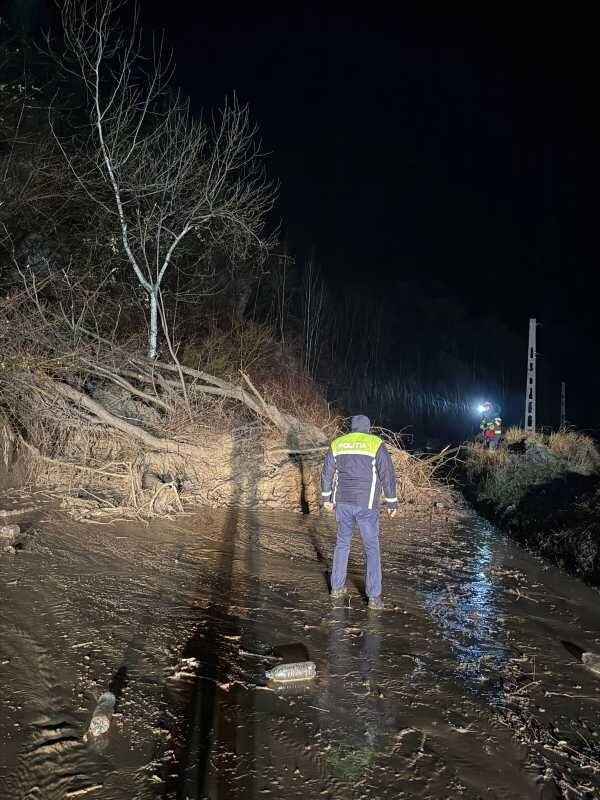 prahova alunecare de teren pe un drum judetean traficul este blocat 692b51e7b2300