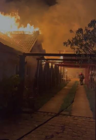 prahova incendiu in comuna fulga pe o suprafata de aproximativ 350 mp 69064f48e4191