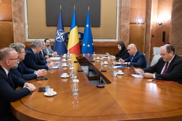 premierul ilie bolojan consultari cu reprezentantii intreprinderilor mici si mijlocii despre aplicarea impozitului minim pe cifra de afaceri si salariul minim brut pe economie 692977625ce18