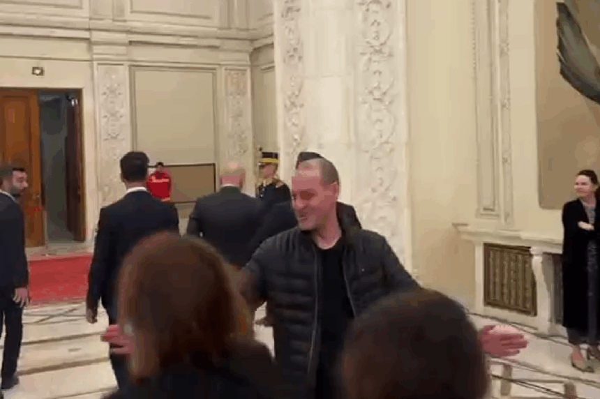 premierul ilie bolojan protejat agresiv de ofiterul de presa pe holurile parlamentului jurnalisti blocati si impinsi 69270c3a47447