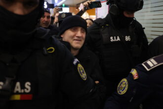 primele imagini cu horatiu potra adus sub escorta in romania 691f339980675