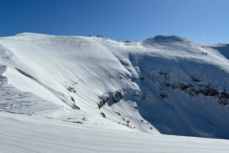 risc de avalansa pe muntii din judetul brasov turistii sfatuiti sa evite sa urce la altitudini mari 692c5903e8ab7
