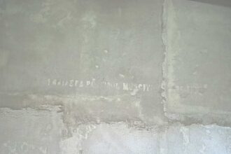 salaj o inscriptie de la colectivizare a aparut printr un strat de tencuiala la fosta scoala construita de maniu la badacin 6925a1294d572