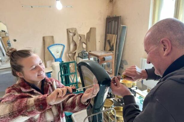 sibiu tata si fiica ultimii mesteri ai cantarelor fabricii balanta 690c4f95ecc3f