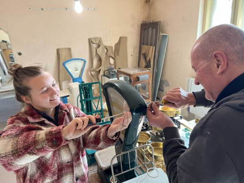 sibiu tata si fiica ultimii mesteri ai cantarelor fabricii balanta 690c4f95ecc3f