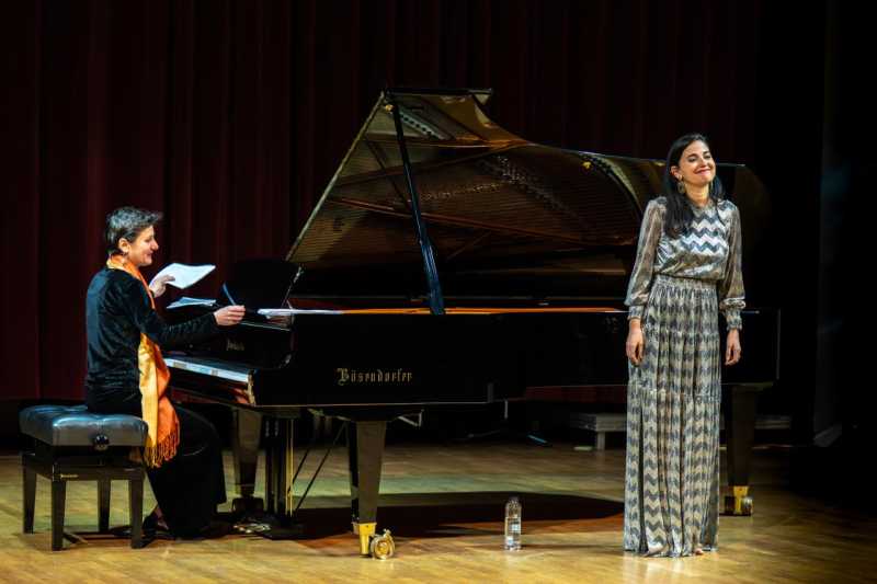 soprana teodora gheorghiu si pianista diana ionescu incheie turneul national zambetul muzicii sambata la bistrita 690dacc485ca5