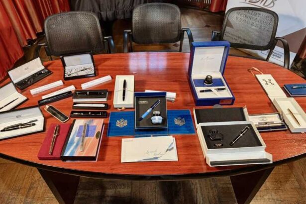 stilouri din colectia scriitorului gheorghe craciun prezentate la sediul central al bibliotecii metropolitane bucuresti 690e2ed2b19ee