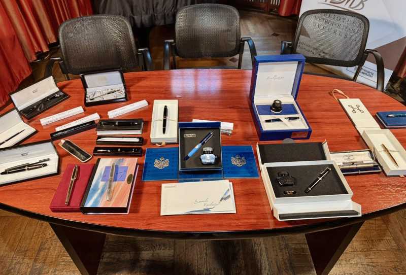 stilouri din colectia scriitorului gheorghe craciun prezentate la sediul central al bibliotecii metropolitane bucuresti 690e2ed2b19ee