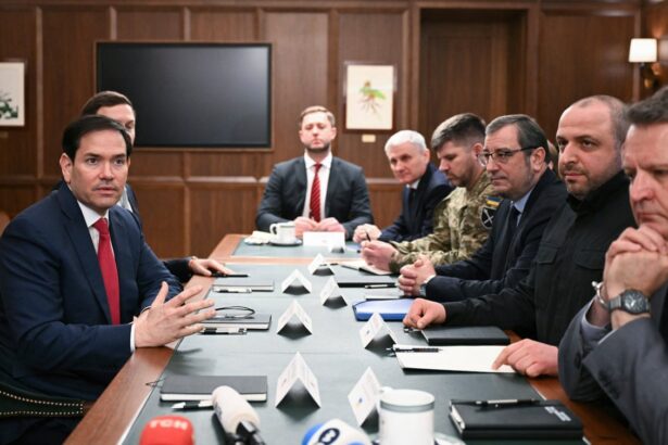 ukrainian and us officials meet in florida to discuss proposals to end russias war 692c8ae9c0c0a