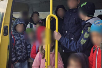 un microbuz scolar care transporta 31 de copii dublu fata de capacitatea maxima admisa a fost depistat in trafic in judetul covasna 691c92b92213e