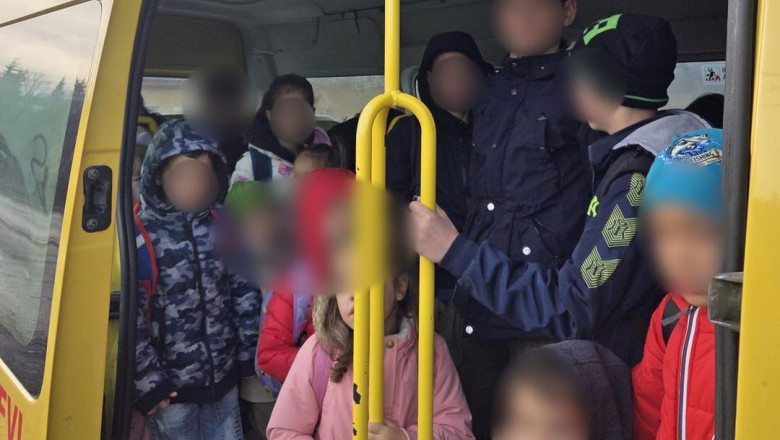 un microbuz scolar care transporta 31 de copii dublu fata de capacitatea maxima admisa a fost depistat in trafic in judetul covasna 691c92b92213e