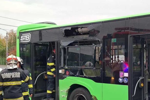 update isubif accident intre un tramvai si un autobuz in bucuresti 7 persoane transportate la spital 6909c2dd31066
