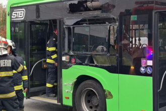 video accident intre un autobuz si un tramvai in bucuresti opt persoane sunt ranite 6909bedfa96b0