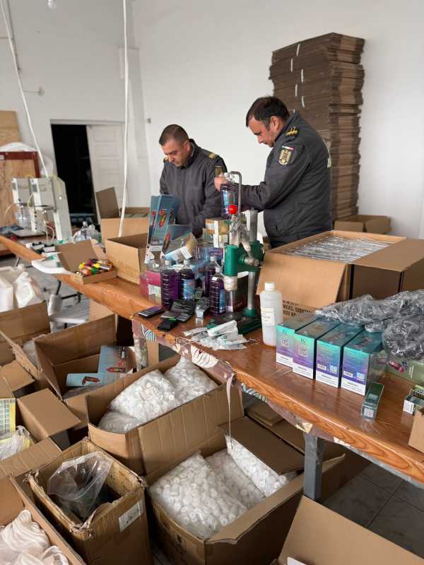 video anaf a descoperit in prahova o fabrica neautorizata de dispozitive electronice de vapat suspiciuni de evaziune de 38 milioane euro 692018619a0ff