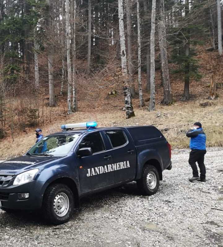 video brasov grup de 4 turisti cu un bebelus rataciti pe un drum izolat de munte au fost salvati de jandarmi 6921dde28a6ce
