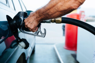 video carburanti tot mai scumpi litrul de motorina a trecut de 8 lei romanii platesc mai mult la pompa chiar si decat suedezii 691ecfd22a8fe